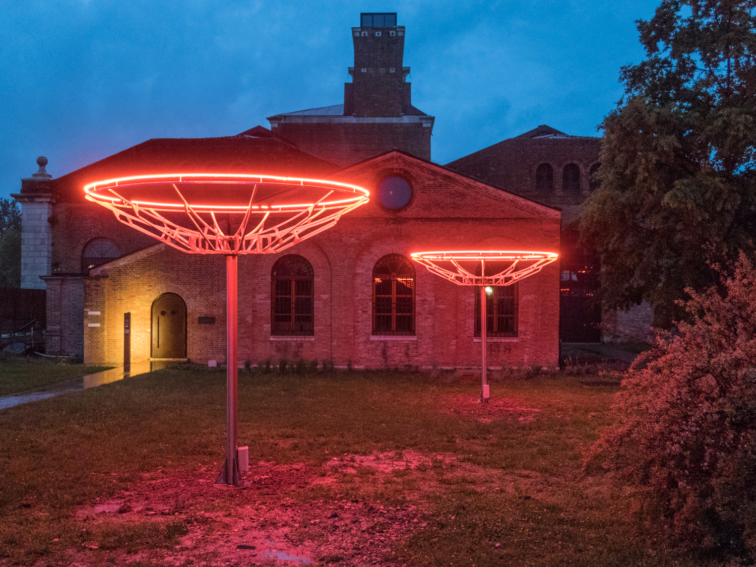 Paul_Kneale_Venice_Biennale_2017_Sculpture_Neon